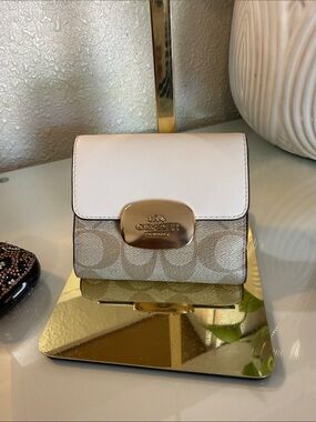 Coach

ELIZA SMALL WALLET IN SIGNATURE CANVAS